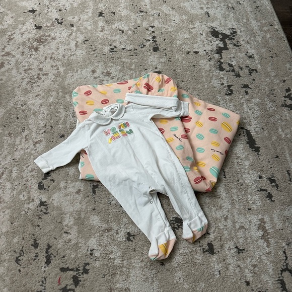 Elisabetta Franchi Baby Footie, Blanket & Hat Macaron Set Size 3 Months - Picture 1 of 5